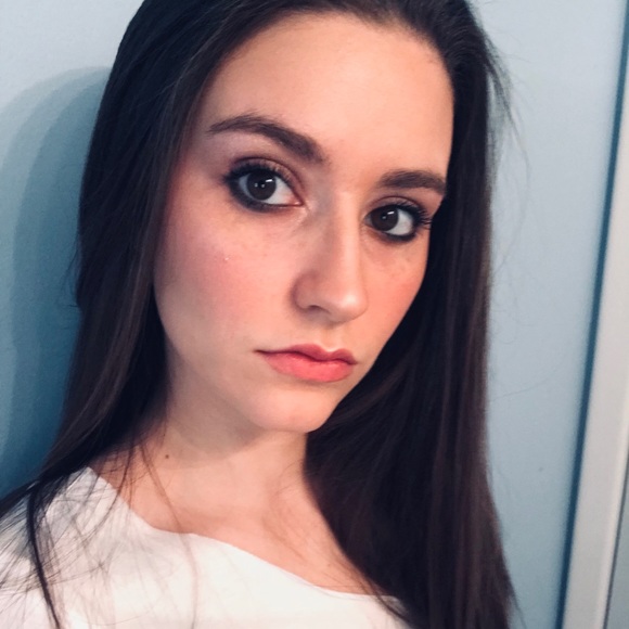 Profile Picture of Samantha Dearinger (@samdearinger) on Poshmark