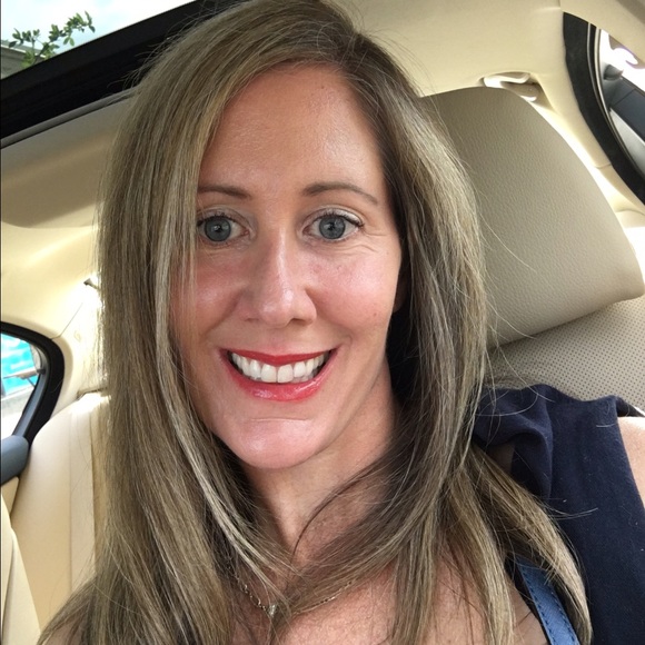 Profile Picture of Danielle Davaro (@danigirl_brands) on Poshmark