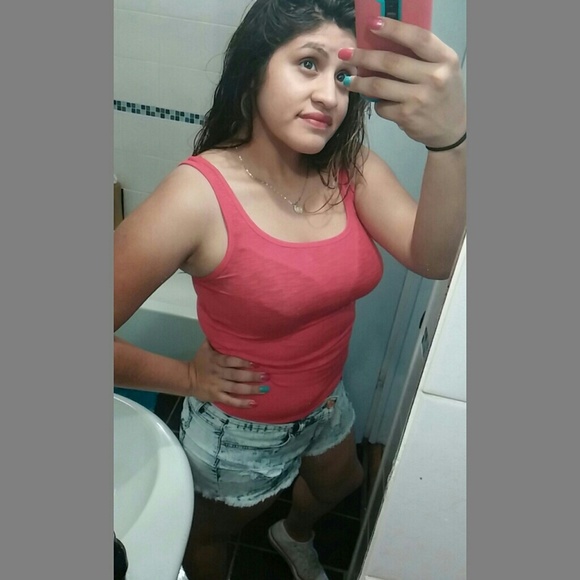 Profile Picture of Luz Bahena (@luzzzyyy) on Poshmark