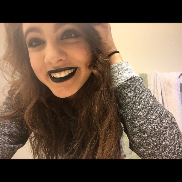 Profile Picture of Liz Ungard (@lizz_98_) on Poshmark