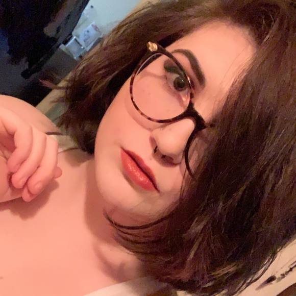 Profile Picture of Alexis Froehlich (@alexisfroehlich) on Poshmark