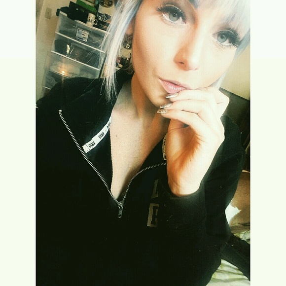 Profile Picture of Hailey Mohr (@breeeazzzy) on Poshmark