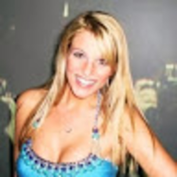 Profile Picture of Whitney Hesse (@whitney_hesse) on Poshmark