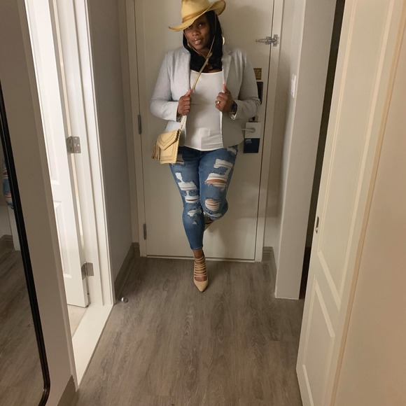 Profile Picture of Monique Dobyne (@ripcal) on Poshmark