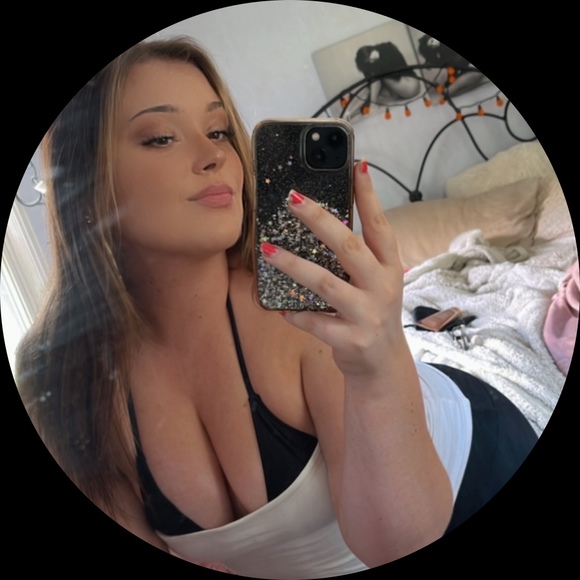 Profile Picture of Julia Truitt (@juliatruitt) on Poshmark