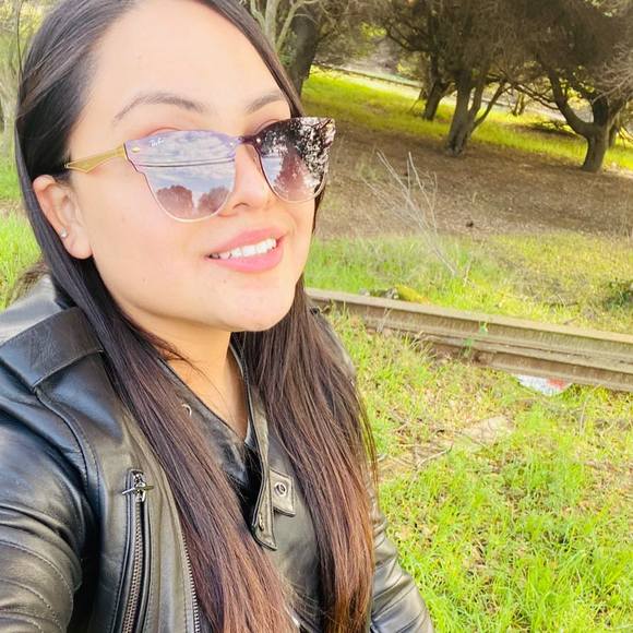 Profile Picture of Itzel Herrera cr (@flormorena92) on Poshmark