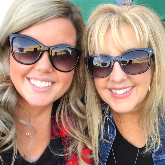 Profile Picture of Carly Burman (@carlyburman) on Poshmark