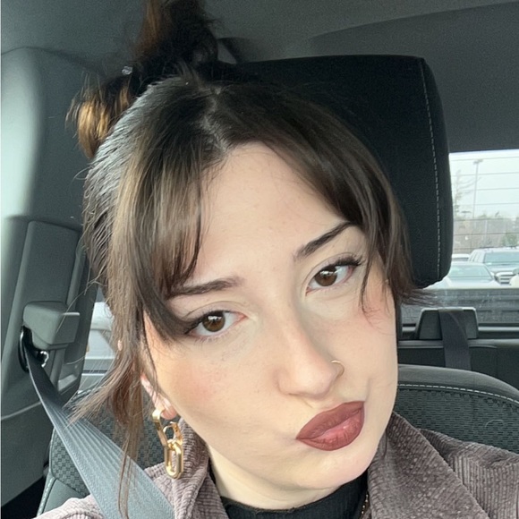 Lola Debates - Poshmark Profile Picture of Lola Debates (@lola_sovie) on Poshmark