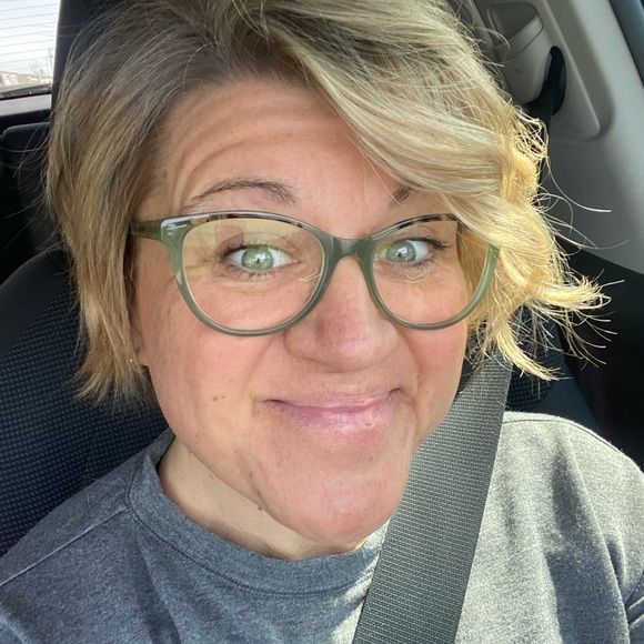 Teri Hoyler - Poshmark Profile Picture of Teri Hoyler (@terihoyler) on Poshmark