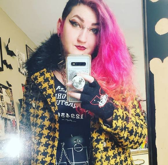 Profile Picture of Cassandra Chaos (@undkeineeier666) on Poshmark