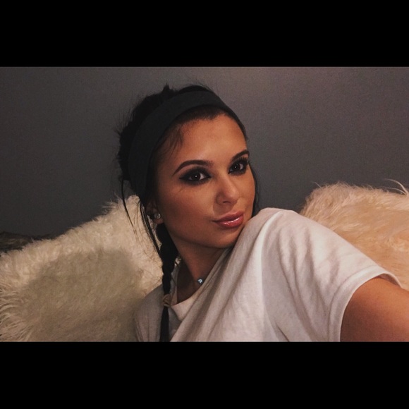 Profile Picture of Brianna Snowling (@bsnowling) on Poshmark