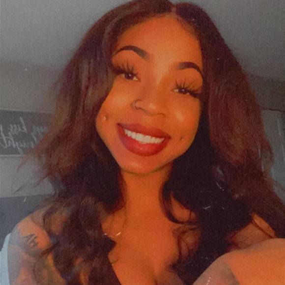 Profile Picture of Bobbi Adair (@iloveebobbi) on Poshmark