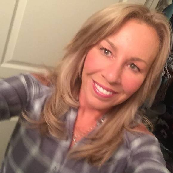 Profile Picture of Donna Colbert (@donnacolbert809) on Poshmark
