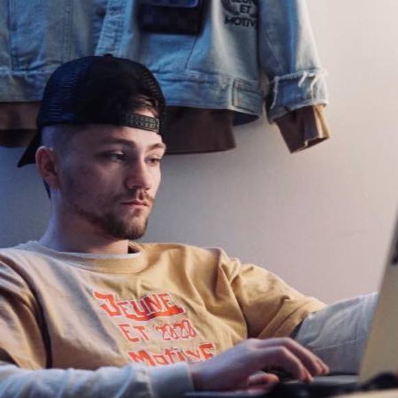 Profile Picture of Donovan R (@nythrifting) on Poshmark