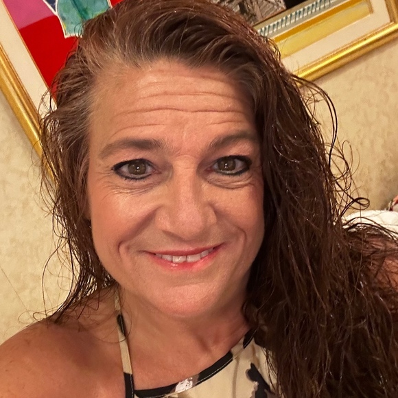 Profile Picture of Lisa Walling (@lisawalling20) on Poshmark