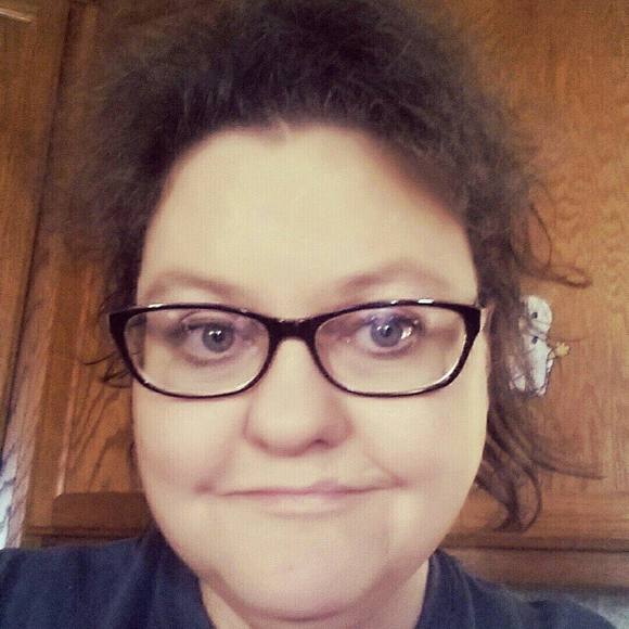 Profile Picture of Shelly Lindsey (@shellylindsey77) on Poshmark