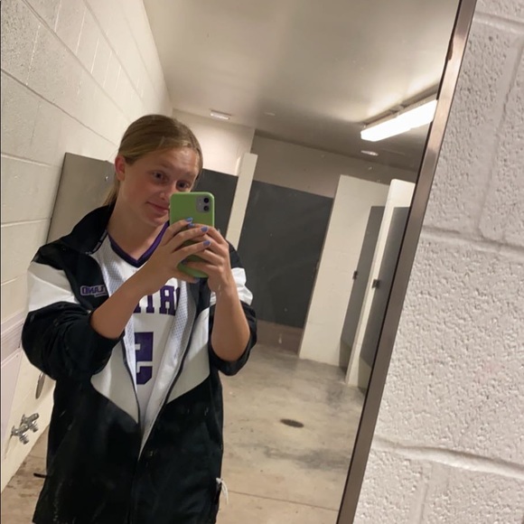 Profile Picture of Ella Starinsky (@ekaystarinsky) on Poshmark