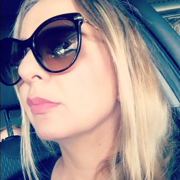 Profile Picture of Alina Alvarez (@ayac_) on Poshmark