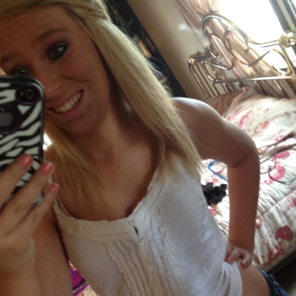 Profile Picture of Haley Ditzler (@haleyy_mariee_) on Poshmark