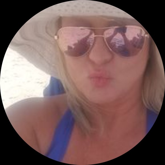 Profile Picture of Laurie Latham (@llatham0100) on Poshmark