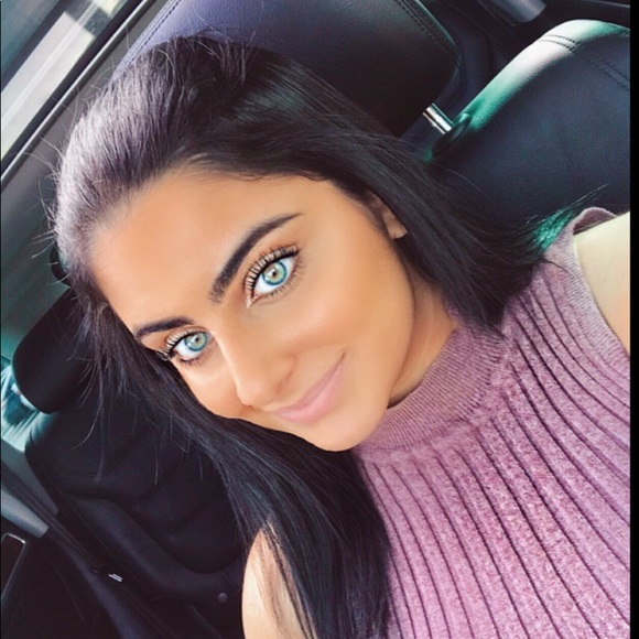 Profile Picture of Stephine Jajou (@stephine_j) on Poshmark