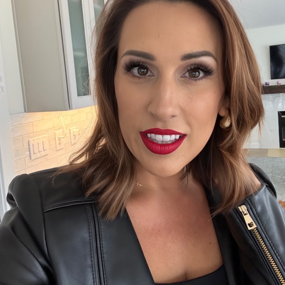 Profile Picture of Suzanne Mclaughlin (@suzsas) on Poshmark
