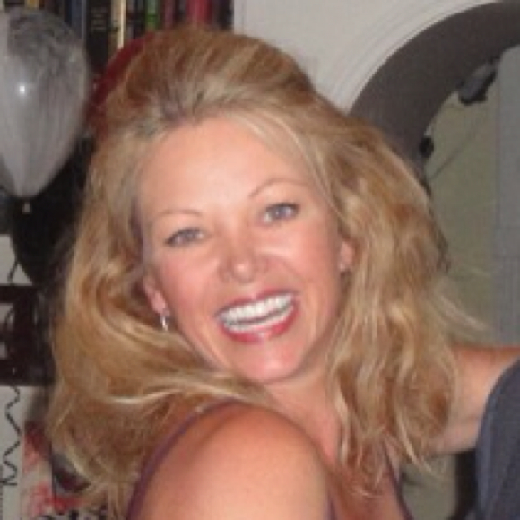 Profile Picture of Nancy Bell (@nancynewport) on Poshmark