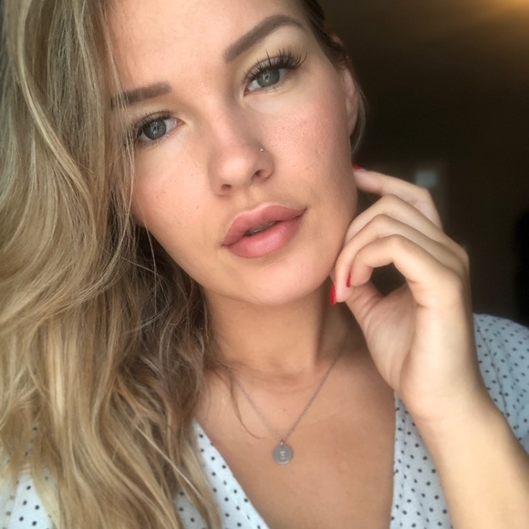 Emily Hillebrand - Poshmark Profile Picture of Emily Hillebrand (@em_hillebrand) on Poshmark