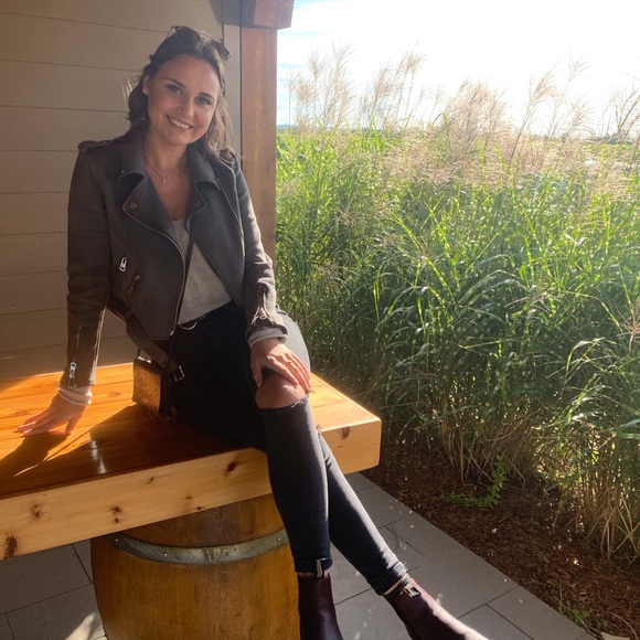 Profile Picture of Laura Collings (@lauracollings) on Poshmark