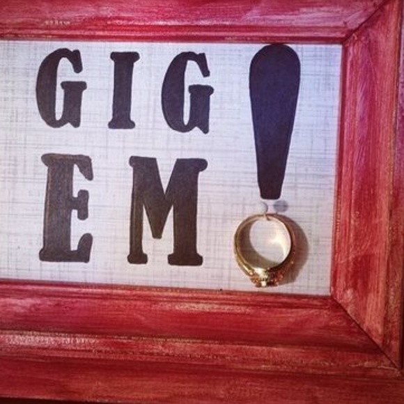 Profile Picture of Lauren Shanholtz (@lolo2297) on Poshmark