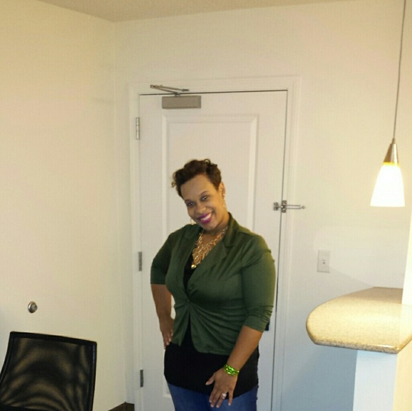 Profile Picture of Sandy Woody (@woody77) on Poshmark