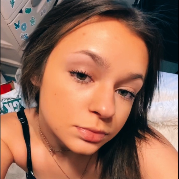 Profile Picture of Lauren Brewer (@laurenbrewer34) on Poshmark