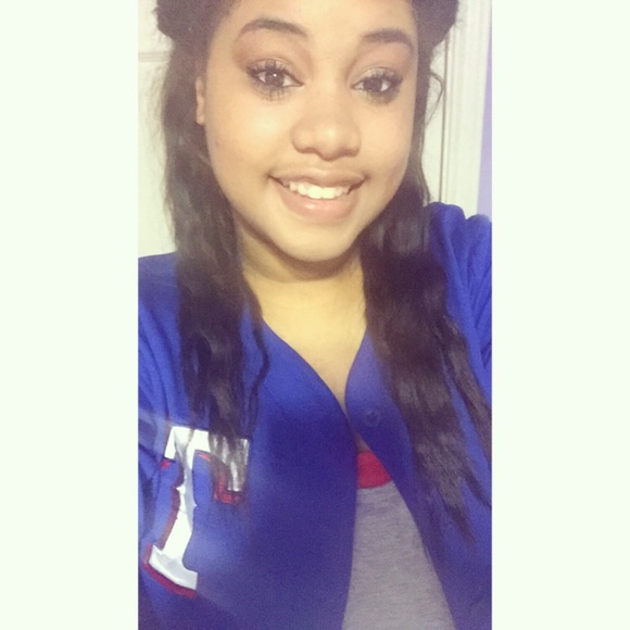 Profile Picture of Kae Andretti (@kmikalla24) on Poshmark