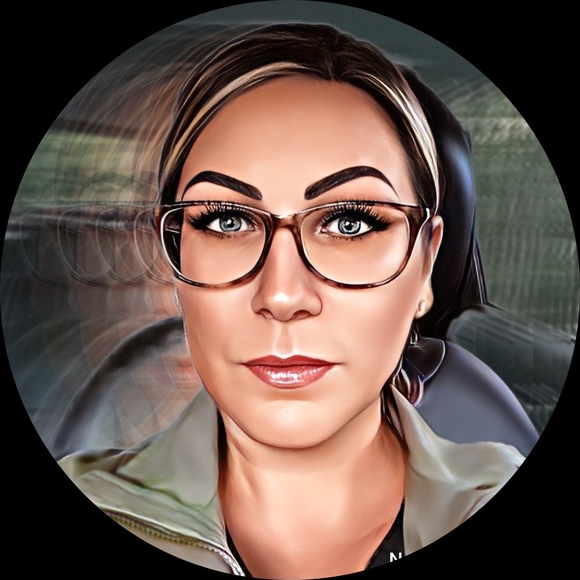 Profile Picture of Julie Santangelo (@juliesantangelo) on Poshmark