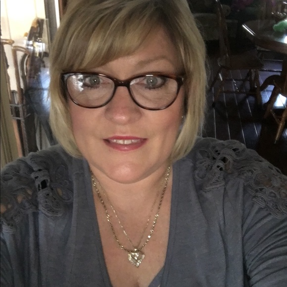 Profile Picture of Karen Bellian (@mrsbelly) on Poshmark