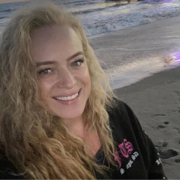 Profile Picture of Erica Fessler (@ericamae1023) on Poshmark