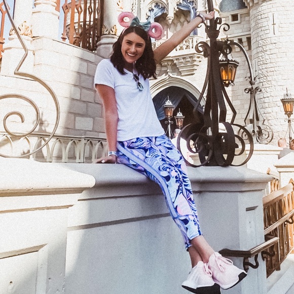 Profile Picture of Samantha Gregg (@misstebow) on Poshmark