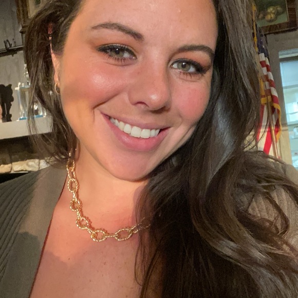 Profile Picture of Amber Matteoli (@acmat) on Poshmark