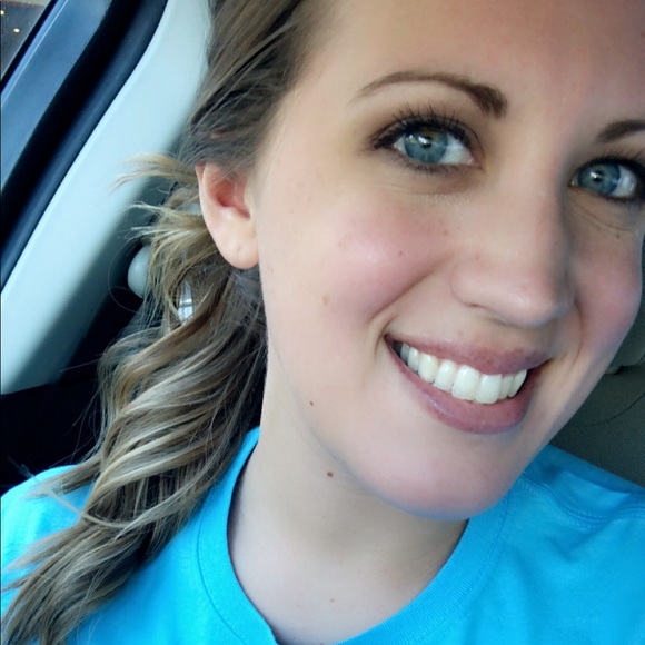 Profile Picture of Kelsey Servin (@kelsmay3) on Poshmark