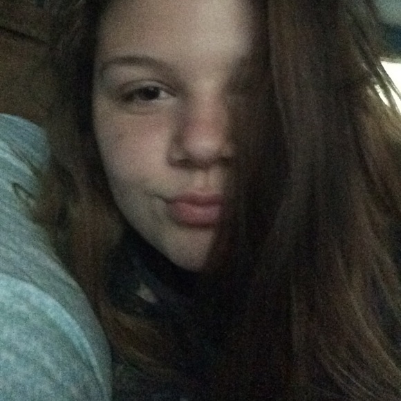Profile Picture of Ella Sandwick (@sandellaaa) on Poshmark