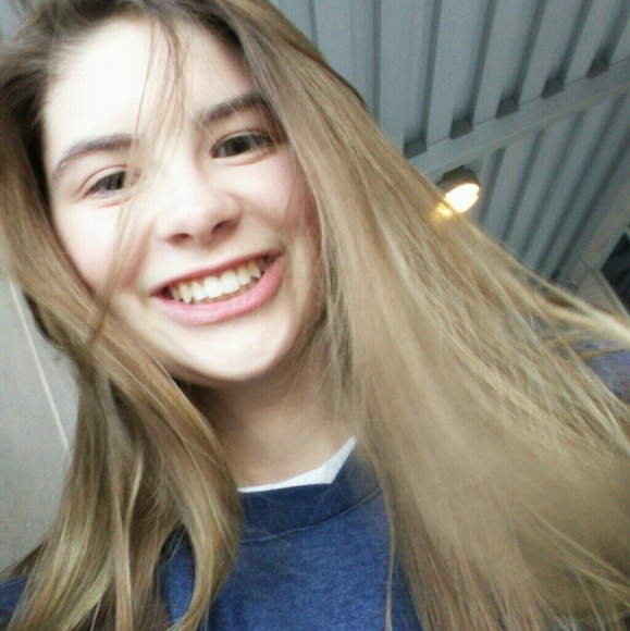 Profile Picture of Stephanie Strahler (@s_strahler) on Poshmark