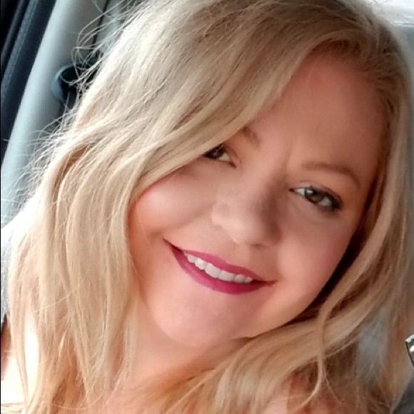 Profile Picture of Christina Sanderfield (@teeners76) on Poshmark