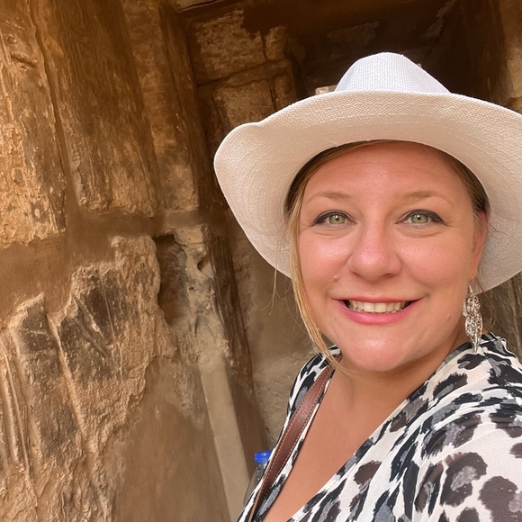 Profile Picture of Liz Vedrani (@evedrani) on Poshmark