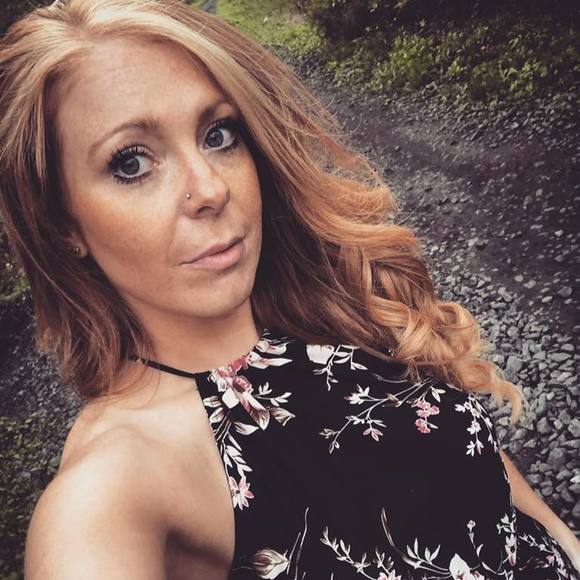 Profile Picture of Beth Albeck (@mitsugrl97) on Poshmark