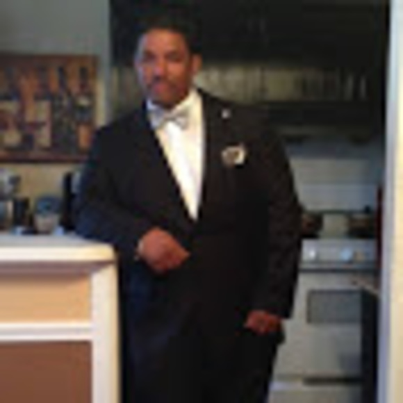 Profile Picture of Shawn Gonzalez (@uhuruhousing) on Poshmark