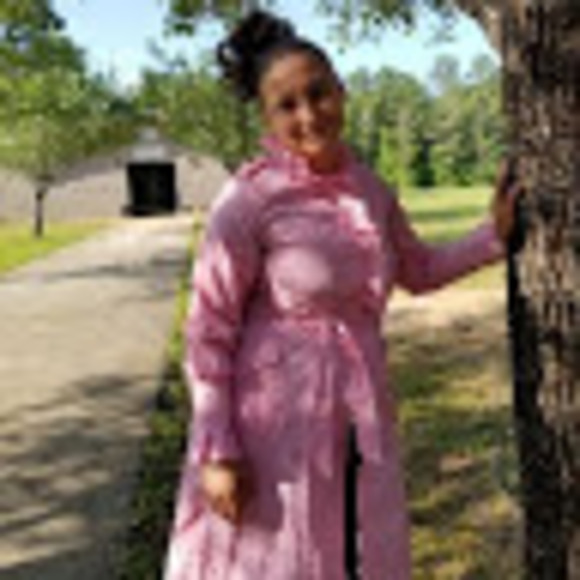 Profile Picture of Susan Holloway (@susanholloway81) on Poshmark