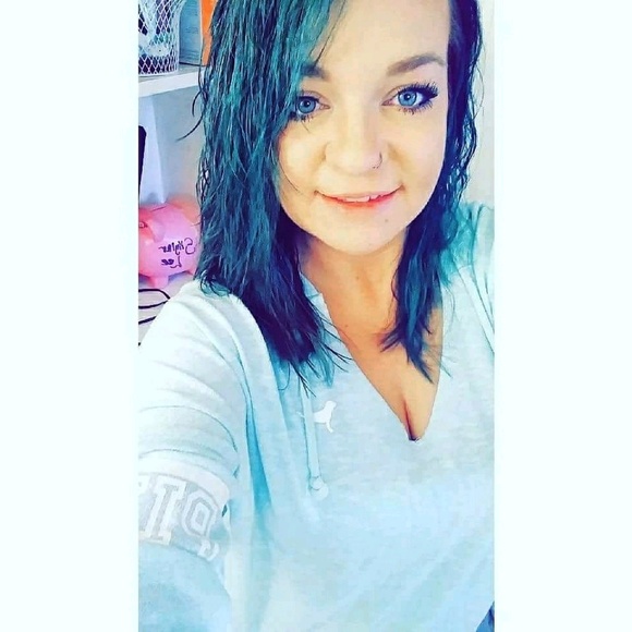 Profile Picture of Stephanie Fowler (@smariefowler) on Poshmark