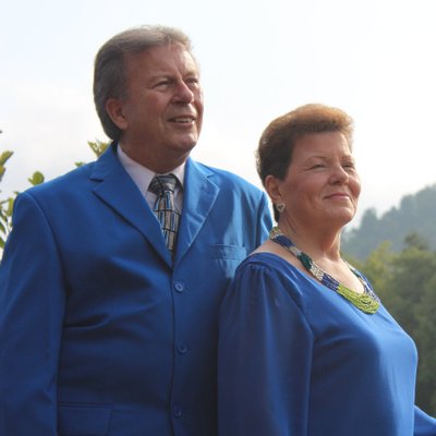 Profile Picture of Gerald,Verna Edwards (@SingingMan63) on Twitter