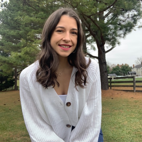 Profile Picture of Emma Vicchio (@emmavicchio) on Poshmark