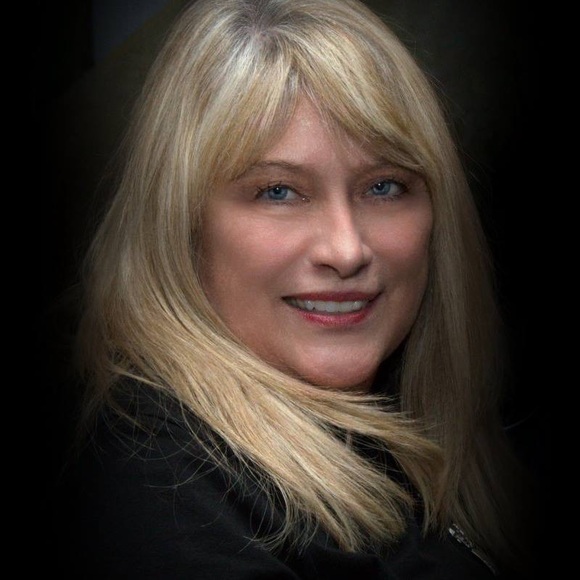 Profile Picture of Karen Boatfield (@ksboats) on Poshmark